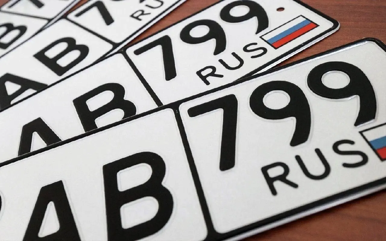 Обновлённый проект позволяет резервировать «уникальные» и «индивидуальные» регистрационные номера; при этом часть платы за резервирование пойдёт на фонд денежного довольствия сотрудников МВД. Новые правила могут вступить в силу в июле 2027 года.
