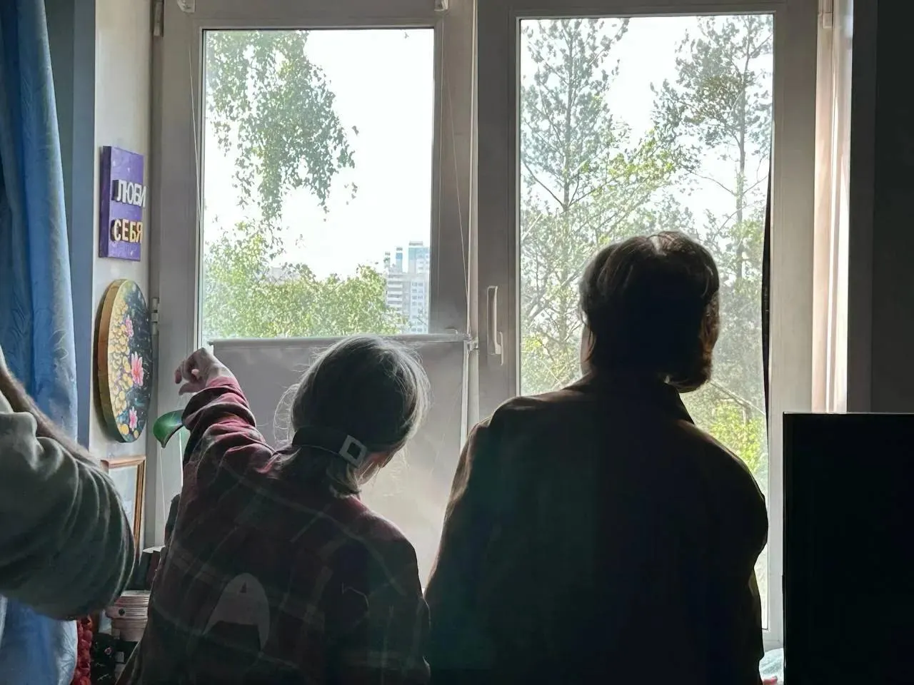 В результате атаки беспилотников в Подмосковье пострадали жилые дома и произошли пожары. В Химках один БПЛА врезался в частный дом — есть погибшая и госпитализированные; по стране за ночь сбито 555 дронов.