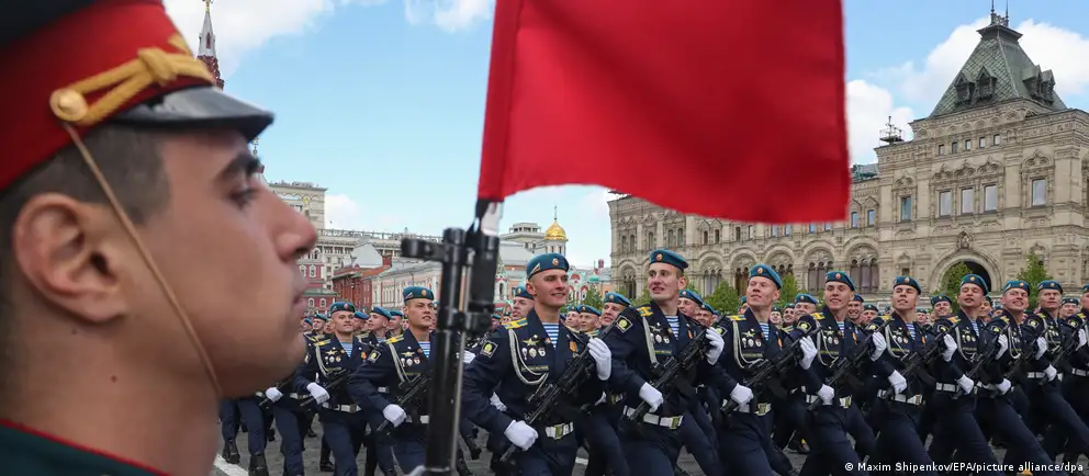 В ряде городов праздничные мероприятия 9 мая сокращают или отменяют. Официально это объясняют «оперативной обстановкой» и угрозами, эксперты связывают изменения с перераспределением военной техники и рисками ударов.