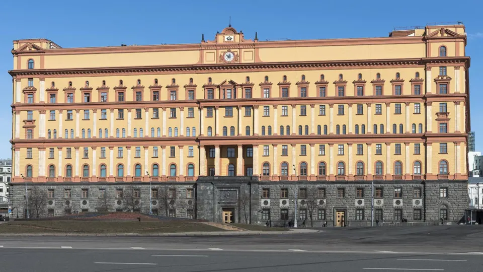 Руководитель Пограничной службы ФСБ констатировал «обострение» на западных рубежах: по его словам, Хельсинки и Таллинн нарушают соглашения о границе, вводят ограничения и провоцируют ситуацию, что вынуждает Россию готовиться к разным сценариям.