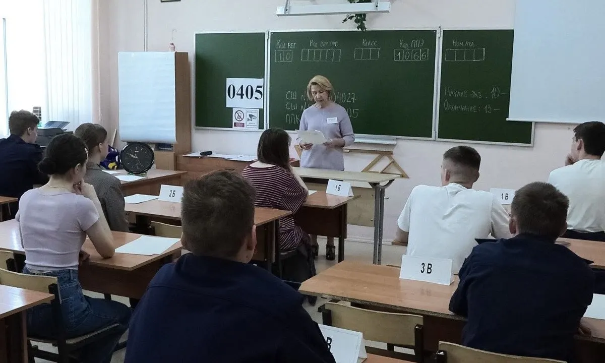 Рособрнадзор рекомендовал исключить прикосновения охраны и организаторов к участникам ЕГЭ и их вещам: при срабатывании металлоискателя предлагают добровольно показать или сдать предмет.
