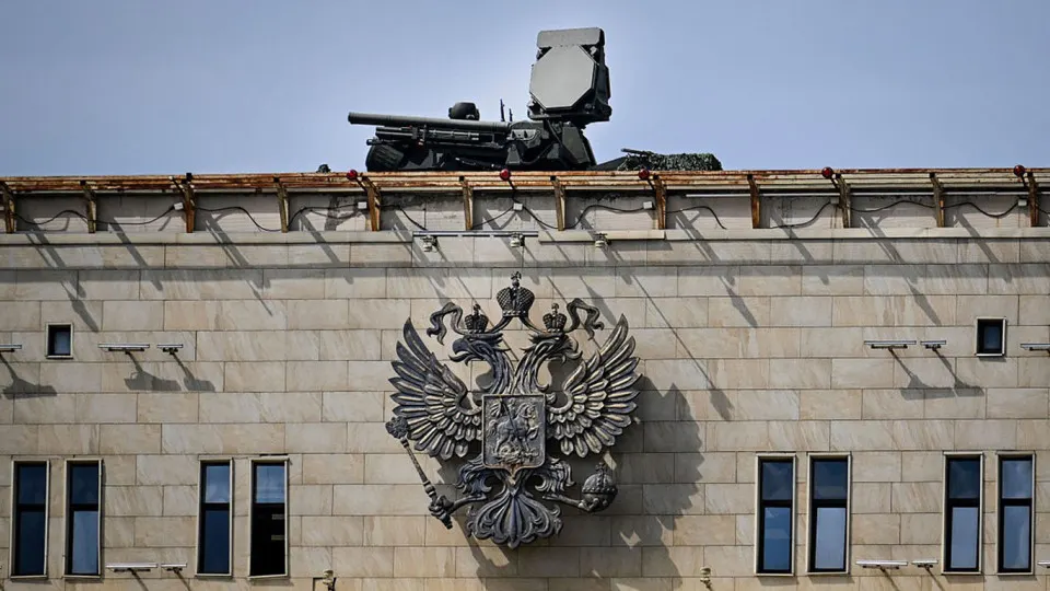 Ради охраны парада 9 мая к столице перебрасывают значительные силы ПВО, что, по мнению командующего украинскими беспилотниками Роберта Бровди, открывает возможности для атак на ослабленные регионы и объекты энергетической инфраструктуры.