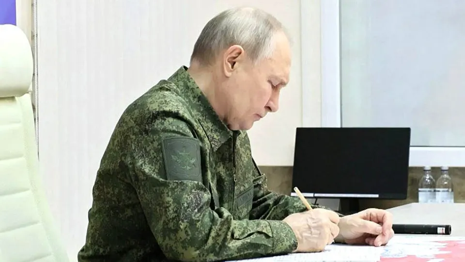 На фоне застоя на фронте в Украине, роста ударов дронов и ухудшения экономической ситуации Россия получила и политические, и юридические предпосылки для эскалации против стран Балтии. Европейские эксперты призывают к бдительности и усилению поддержки Украины.