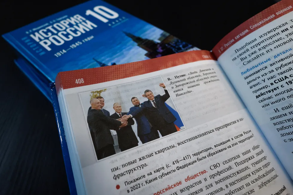 Учебники для 6–9‑х классов, принятые в 2025 году, содержат системные приемы, которые сглаживают неудобные факты, вплетают в повествование современные государственные проекты и подают историю как повод для гордости, а не для анализа и критического мышления.