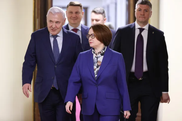 Чиновники и банкиры обсуждают три кандидатуры — Максима Орешкина, Петра Фрадкова и Андрея Костина. Окончательное решение остается за президентом, у Набиуллиной до 24 июня 2027 года третий, по закону последний срок.