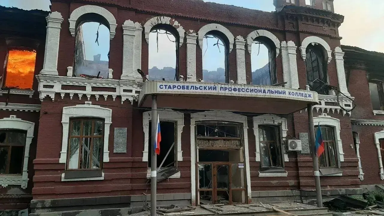 Ночной удар по общежитию колледжа в Старобельске привёл к обрушению сектора пятиэтажного корпуса: по официальным данным — 6 погибших, 15 пропали без вести, большинство раненых — несовершеннолетние.