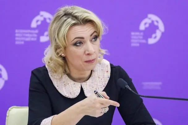 Официальный представитель МИД Мария Захарова утверждает, что сотрудники Госдепа уведомляют российских дипломатов о том, что их дети, рождённые в США, автоматически получили американское гражданство; семьи, по её словам, не подавали заявлений и узнали об этом задним числом.