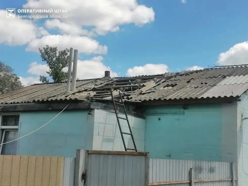 Беспилотники нанесли удары по объектам в трёх регионах России — сообщают о пожаре в поезде, возгорании жилых домов и эвакуации людей. Обстоятельства уточняются.