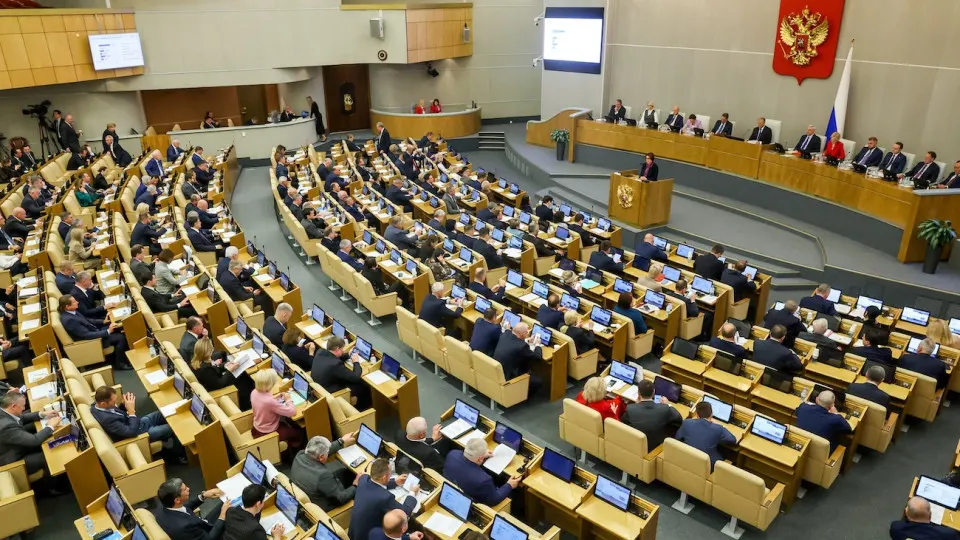 Комитет Госдумы одобрил поправку, которая отменяет ограничение на стоимость ареста имущества у россиян, находящихся за границей и осужденных по «политическим» статьям. Дела будут рассматривать заочно, решения вступают в силу немедленно; ожидаемая дата начала действия — 1 сентября 2026 года.