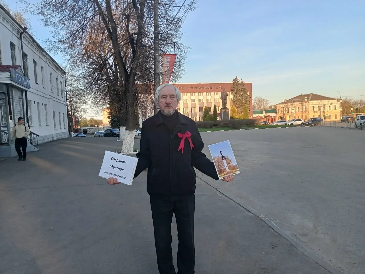Суд в Александрове признал Юрия Саенко виновным по ч. 2 ст. 20.2 КоАП после одиночного пикета 1 мая; размер административного наказания не сообщается.