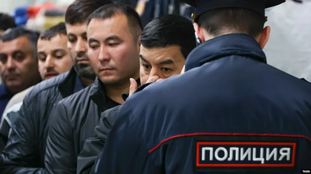 Законопроект предполагает расширение перечня административных правонарушений, за которые иностранцев и лиц без гражданства можно выдворять из России — от участия в несогласованных митингах и «дискредитации» ВС до призывов к санкциям; общее число таких оснований вырастет до 58.