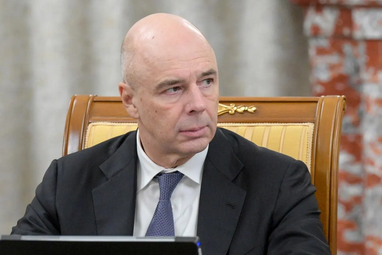 Антон Силуанов предложил приостановить запланированные расходы на 2,9 трлн рублей, чтобы покрыть перерасход на боевые действия; ожидаемый перерасход в 2024 году оценивают в 2–4 трлн рублей.