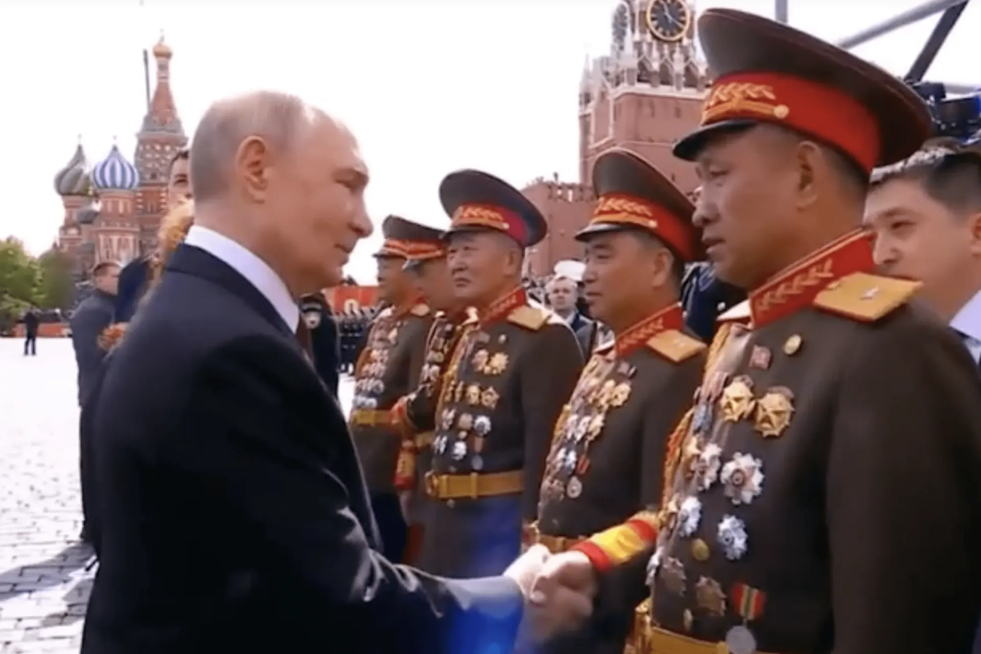 Фотографии, выставленные в пхеньянском музее, указывают на засекреченную церемонию в декабре 2025 года, где российскому руководству вручались государственные награды северокорейским военным за участие в операциях в Курской области.