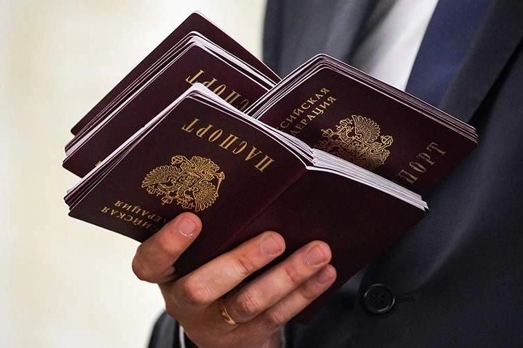 Депутаты готовят поправки ко второму чтению: иностранцам с непогашенной судимостью могут разрешить получать РВП, ВНЖ и гражданство, если их осудили за поддержку политики России или участие в СВО.