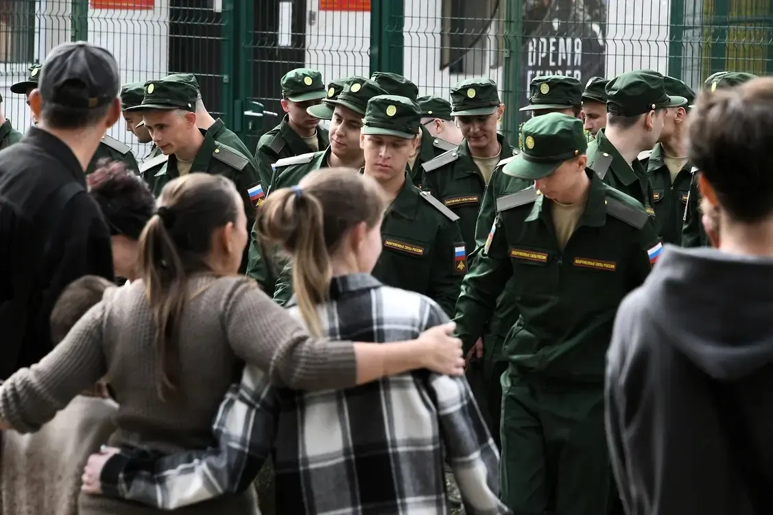 Инициативная группа из более 450 женщин уже подала первый иск в Верховный суд: они оспаривают норму, оставившую выплату и льготы только для супругов с общим несовершеннолетним ребёнком.