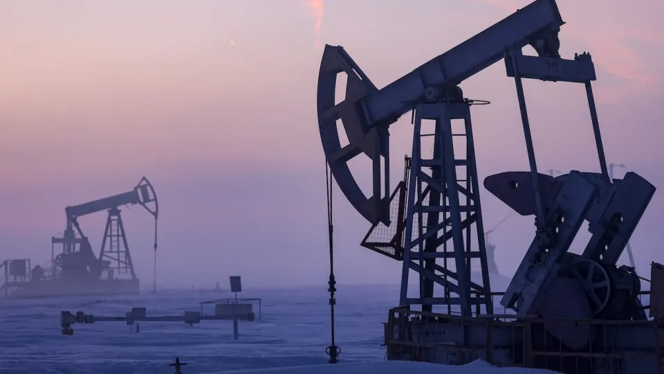 Согласно обновлённому макропрогнозу, в 2026 году добыча нефти в РФ опустится до 511 млн тонн — четвёртый год снижения подряд и самый низкий уровень за 17 лет. Причины — ухудшение финансовых показателей компаний, сокращение бурения и дефицит инвестиций.