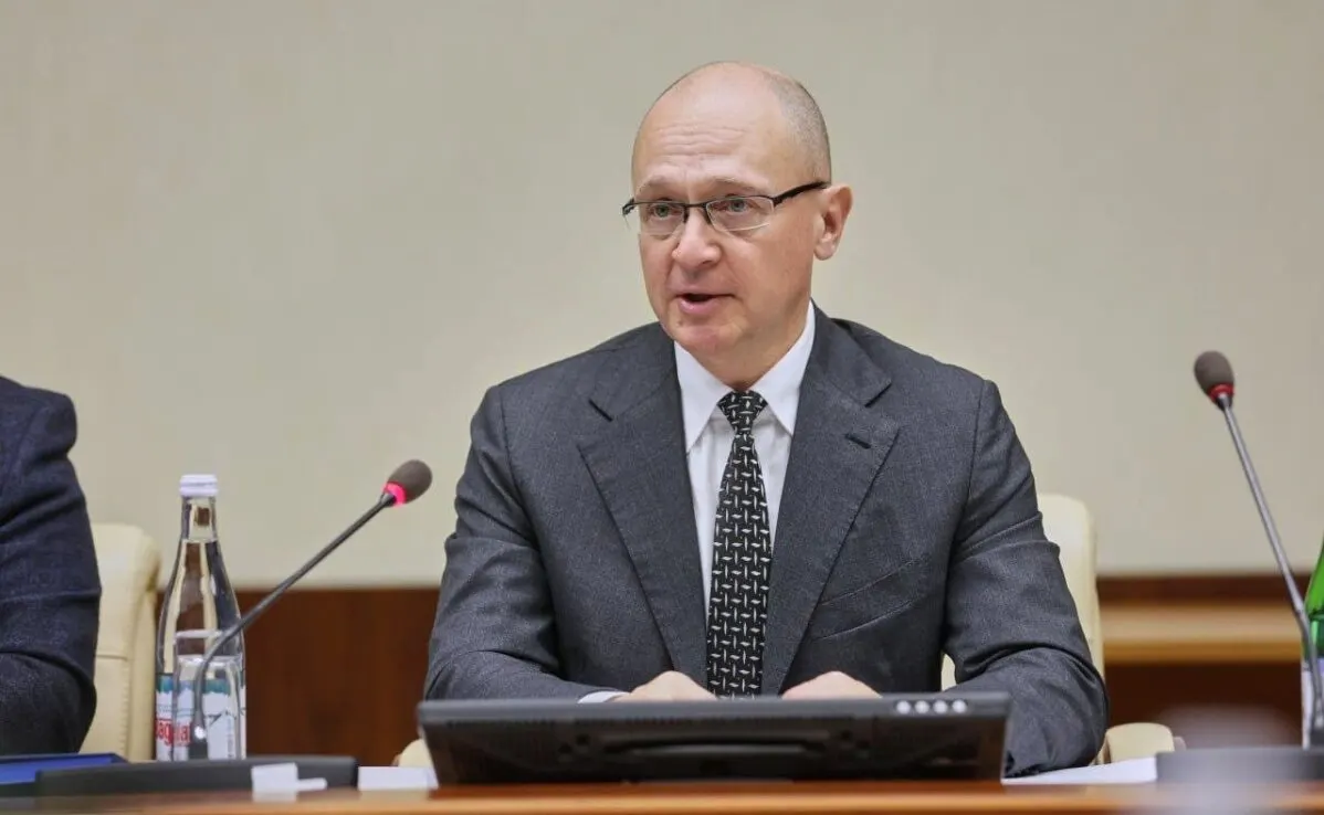 Внутри власти нарастает конфликт: команда первого замглавы администрации Сергея Кириенко и Вторая служба ФСБ расходятся в подходах к контролю над обществом. На этом фоне усиливаются интернет-ограничения и меры безопасности вокруг президента.
