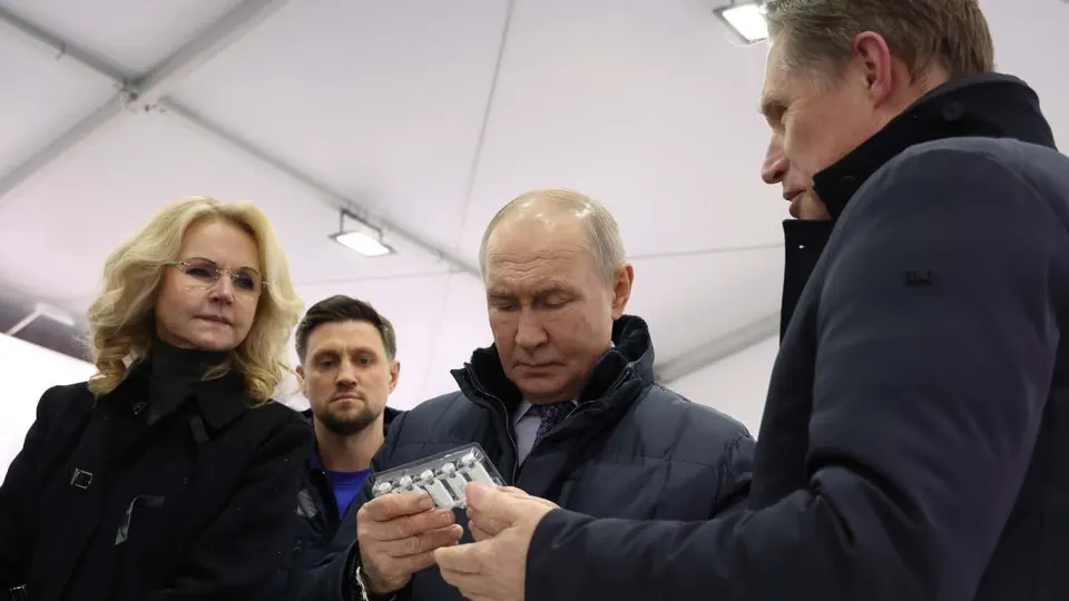 В России стартовала масштабная государственная программа по разработке технологий продления жизни — от биопечати тканей и генной терапии до выращивания органов; учёные выражают сомнения из‑за отсутствия публикаций и ограничений из‑за санкций.