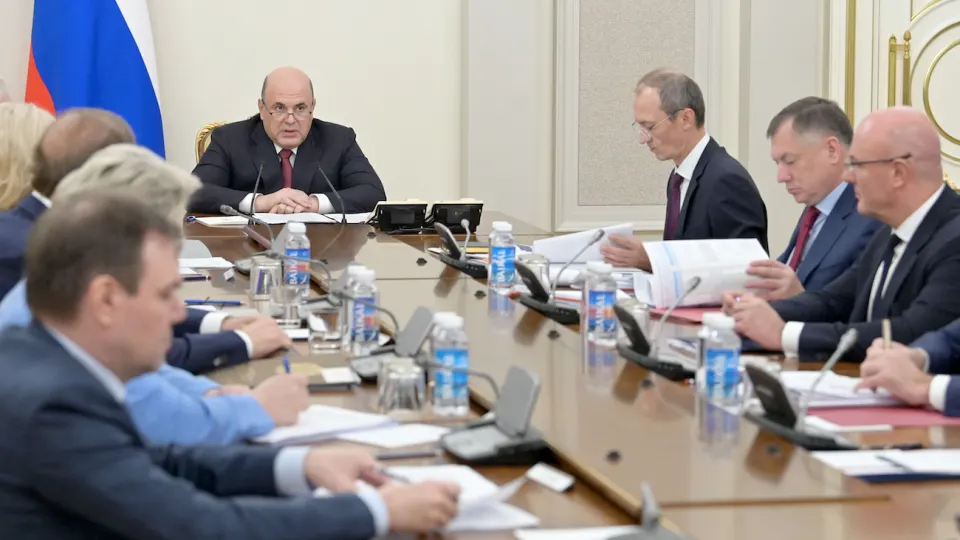 Кабмин обязует крупнейшие нефтяные компании подписать соглашения с Минэнерго и ФАС: ведомство будет регулировать объёмы производства, поставки и экспорт, чтобы стабилизировать внутренний рынок на фоне повреждений НПЗ беспилотниками.