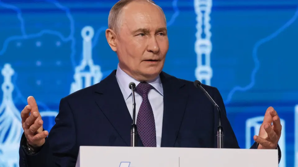 Президент призвал активнее трудоустраивать участников СВО в оборонные и другие индустриальные отрасли, чтобы укрепить технологический суверенитет и применить накопленный у ветеранов практический опыт; одновременно растёт число раненых и инвалидов и увеличивается потребность в реабилитации и протезировании.