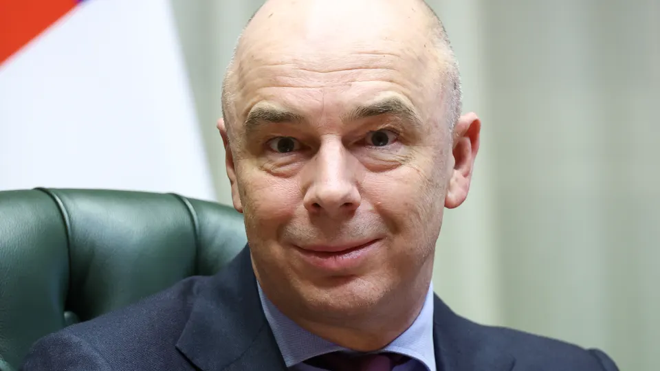 Министерство финансов объявило о необходимости корректировки бюджета на фоне ухудшения экономического прогноза: дефицит уже заметно превысил план, резервы сокращаются. Рассматриваются экономия расходов на сотни миллиардов или поиск дополнительных доходов.