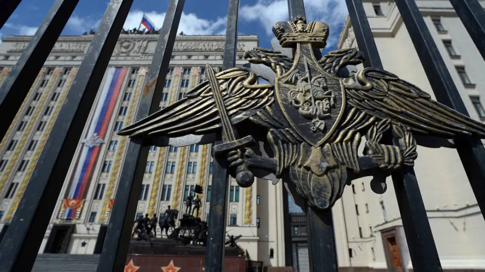 В проекте приказа предлагается передавать Министерству обороны акции, земельные участки, технику и производственные мощности национализированных строительных компаний, чтобы оперативно использовать их для выполнения гособоронзаказа.