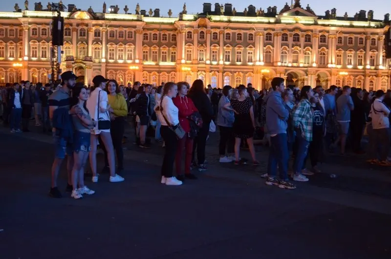 В Петербурге 27–28 июня состоится праздник «Алые паруса — 2026» для около 66 тысяч выпускников. Правительство утвердило 300 приоритетных образовательных программ и увеличило число бюджетных мест. В Смоленске пройдут мероприятия ко Дню молодёжи.