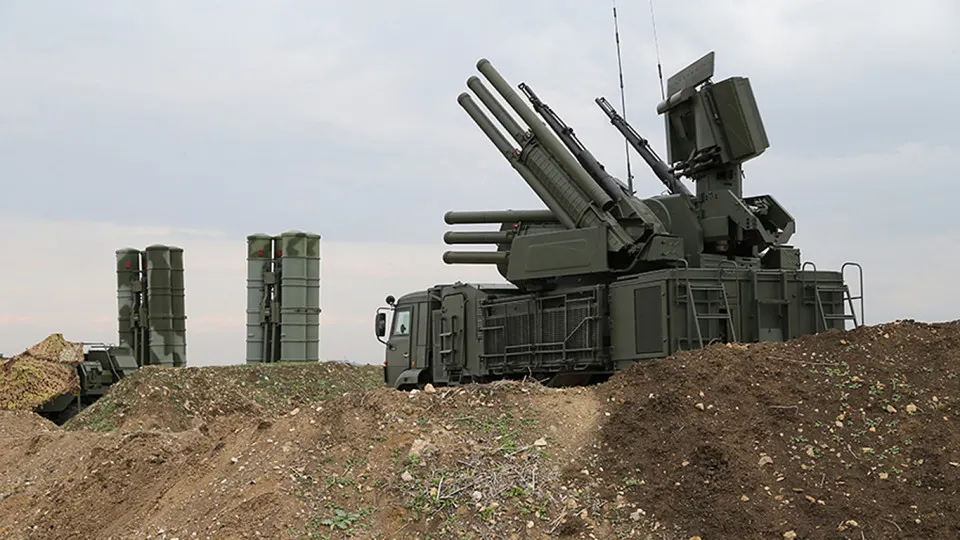 Сообщают о применении новой российской станции радиоэлектронной борьбы, которая может блокировать сигнал Starlink на площади до 20 кв. км. Отдельные комплексы уже уничтожали, а российские власти вводят ограничения на импорт оборудования спутниковой связи.