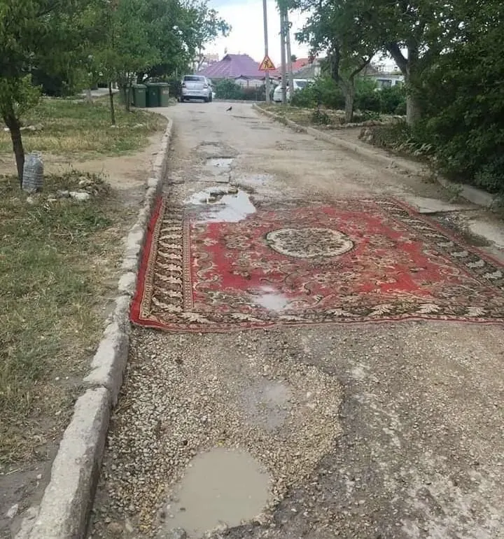 В Госдуму внесён законопроект, позволяющий жильцам ремонтировать асфальт во дворах и на местных дорогах без согласования. В правительстве инициативу не поддержали, считая, что работы должны выполнять специалисты.