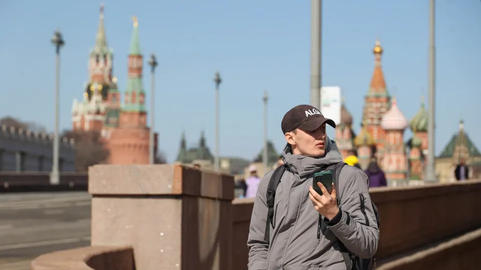 Операторам предлагают передавать в реестр идентификаторы устройств и в течение часа блокировать SIM‑карты телефонов, внесённых в список запрещённых. Планируемая дата вступления постановления — 1 марта 2027 года.