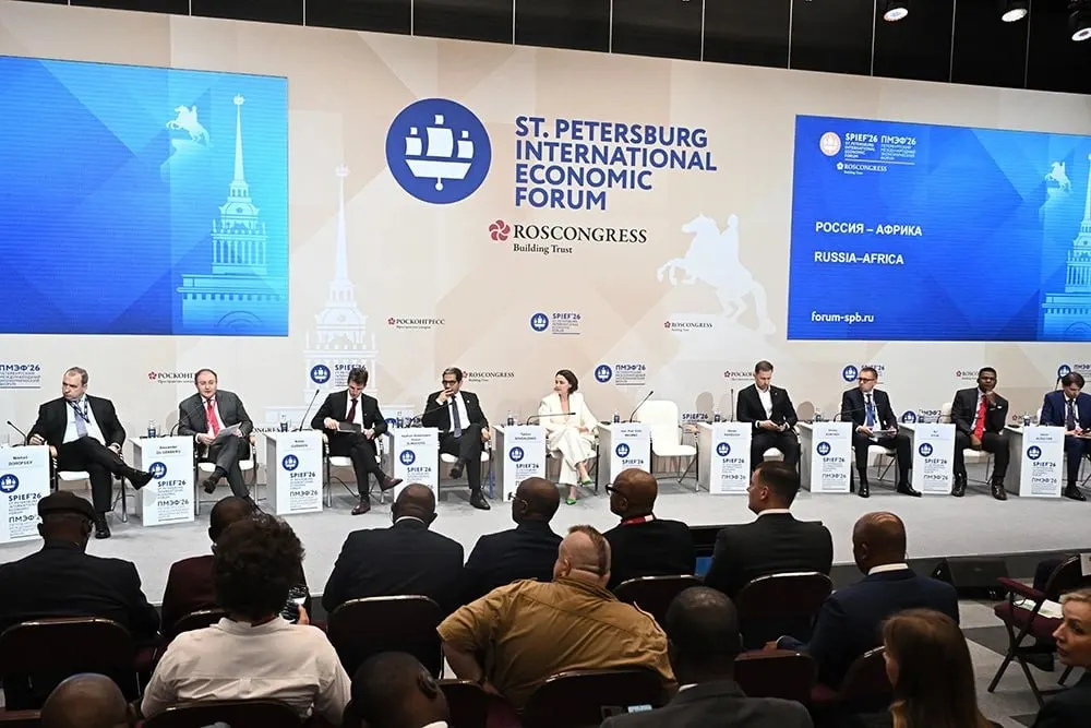 На форуме подвели итоги сотрудничества: за полтора года Россию посетили 17 африканских лидеров, товарооборот достиг $27 млрд. Третий саммит запланирован в Москве на 28–29 октября. Одной из ключевых задач назвали сокращение энергодефицита в Африке.