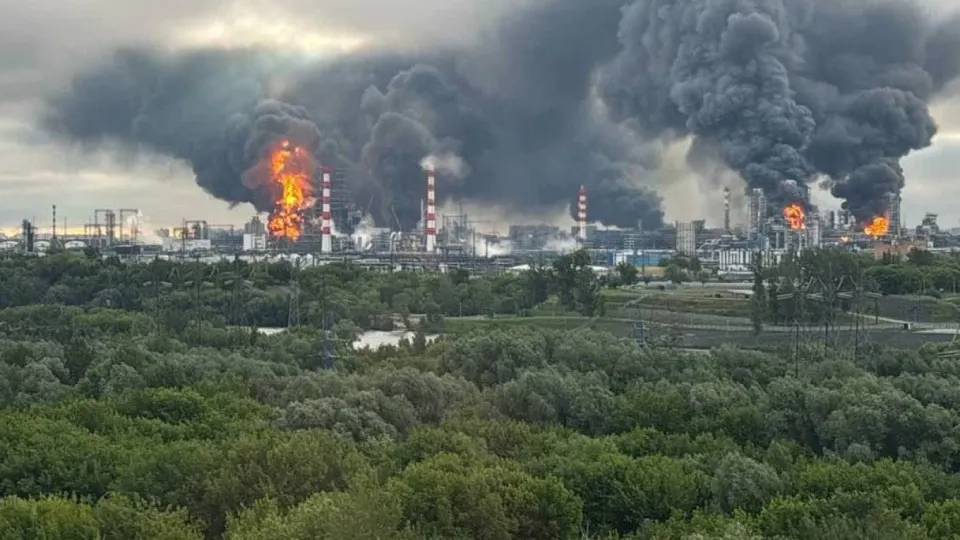 Украинские силы при поддержке американской разведки проводят атаки по российским нефтеперерабатывающим заводам и военным объектам. На саммите G7 обсуждалась усиленная поддержка Киева и вопрос производства ракет для систем Patriot. Удары привели к значительному сокращению переработки и риску топливного кризиса.