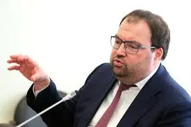 Глава Минцифры на IT‑завтраке в рамках ПМЭФ‑2026 заявил, что внедрение механизмов возрастной идентификации на цифровых платформах — «вопрос ближайшей повестки». Ведомство изучает зарубежный опыт, в том числе практики игровой платформы Roblox.