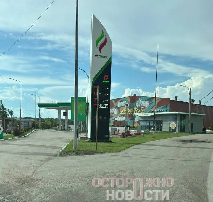 В ряде регионов на заправках «Татнефть» ввели ограничение продажи топлива — чаще всего по 20 литров на автомобиль. Одновременно в некоторых областях фиксируют дефицит и заметный рост цен.