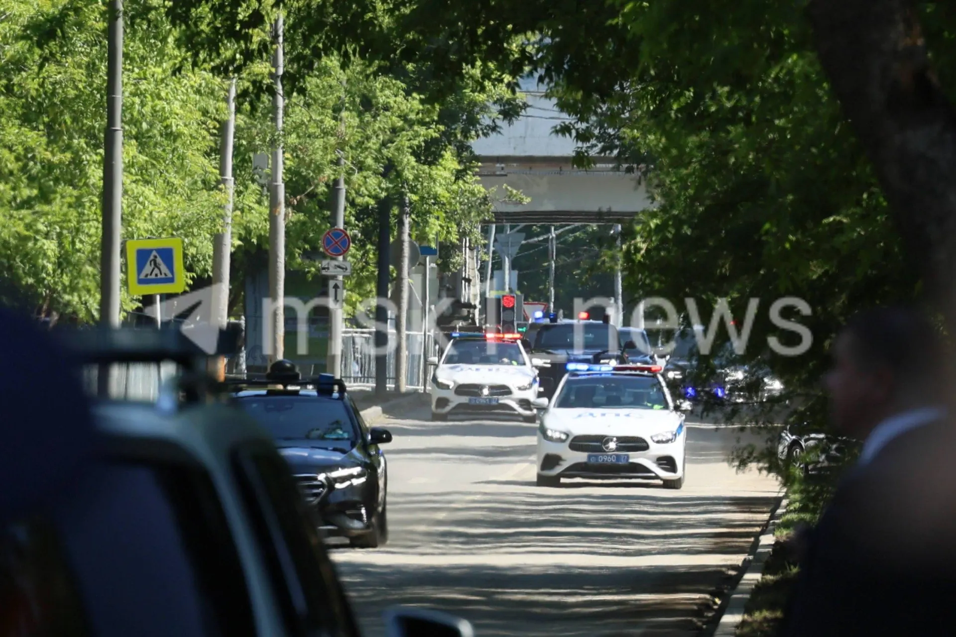 Президент возложил цветы и пообщался с семьёй во время церемонии прощания с бывшим министром обороны.