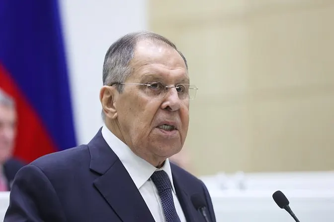 Глава МИД РФ отметил, что Еревану придётся выбирать между ЕАЭС и ЕС — от этого будут зависеть тарифы и фитосанитарные правила. Власти Армении уже приняли закон о вступлении в ЕС, но не собираются выходить из ЕАЭС до фактического приёма в европейский блок.