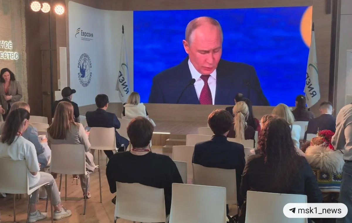 Президент заявил о переходе к многополярной экономике, росте роли БРИКС и последствиях для мировой торговли и валютных рынков.