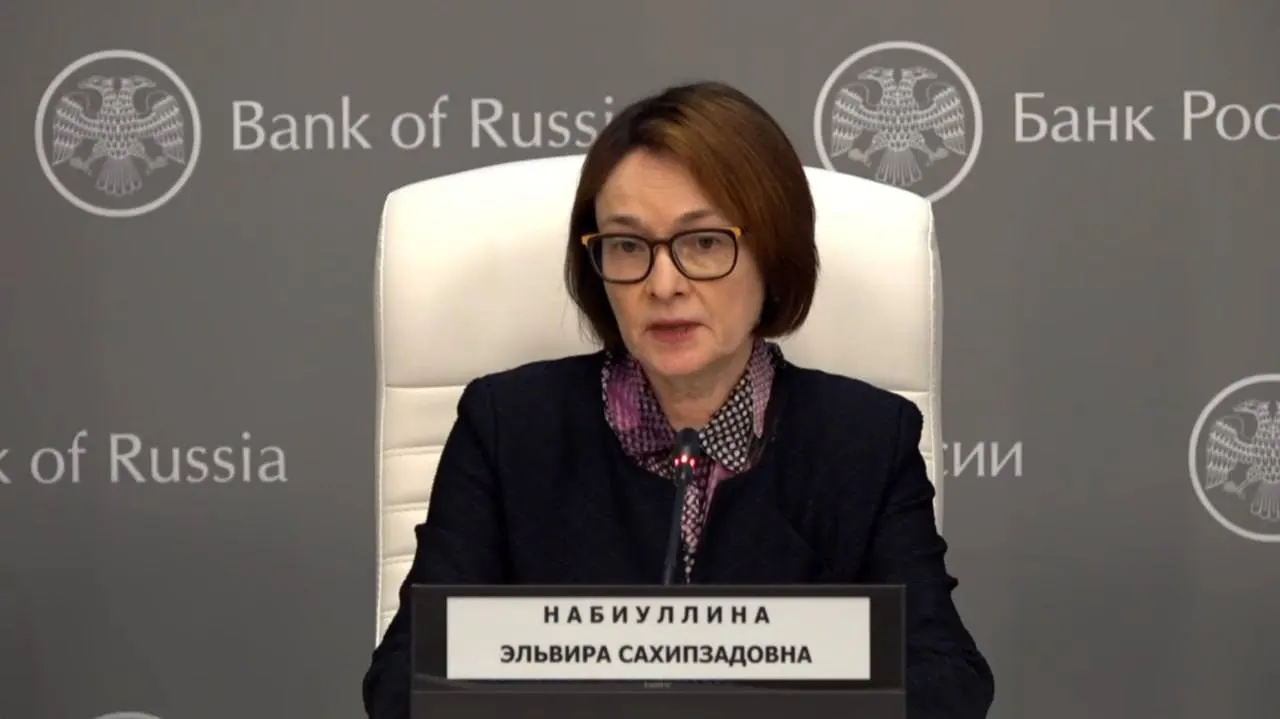 Глава Центробанка провела пресс‑конференцию вместе с зампредом и пояснила, что пропуск мероприятий был связан с простудой. На встрече регулятор объяснил решение снизить ключевую ставку до 14,25% годовых.