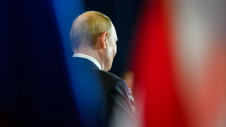 Орган, который вёл публикацию «открытого» рейтинга доверия, перестал выпускать обновления показателя. По последним данным «открытый» рейтинг опустился до 29,5%, тогда как «закрытые» опросы показывают значительно более высокий уровень поддержки. Одобрение деятельности президента снижалось, эксперты отмечают рост тревоги и экономические трудности.