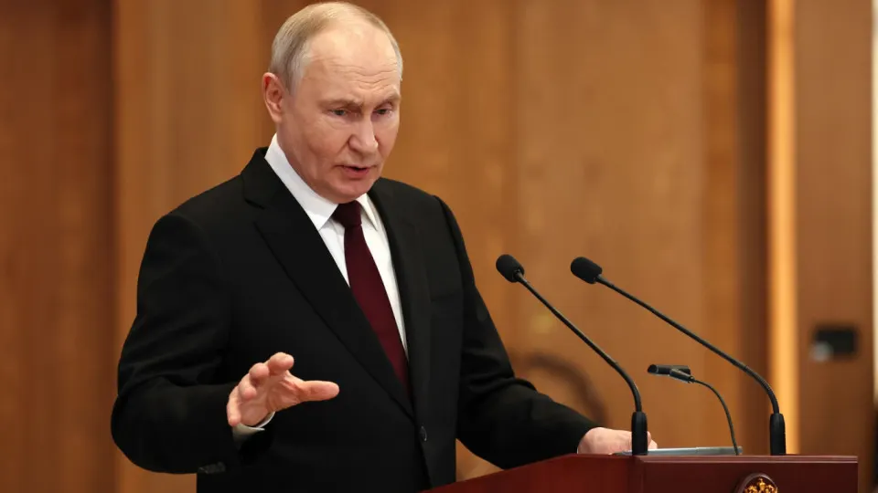 Президент заявил, что Россия не оставит без ответа пуски беспилотников по российским объектам с территорий европейских государств, назвал удары дронов попыткой дестабилизации и сообщил, что предпосылок для мирных переговоров с Киевом сейчас нет.