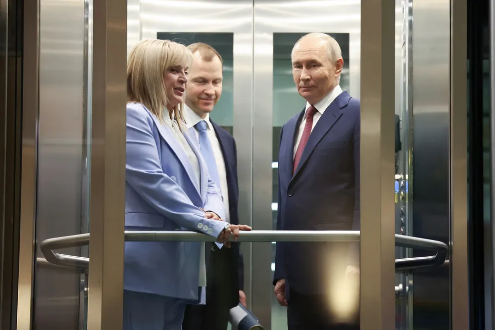 Руководство силовых ведомств предлагает перенести или отменить сентябрьские выборы в Госдуму из‑за экономических трудностей и падения рейтингов. В администрации президента говорят, что разговоры идут, но официальных предложений пока нет; базовый сценарий по-прежнему — голосование 18–20 сентября.