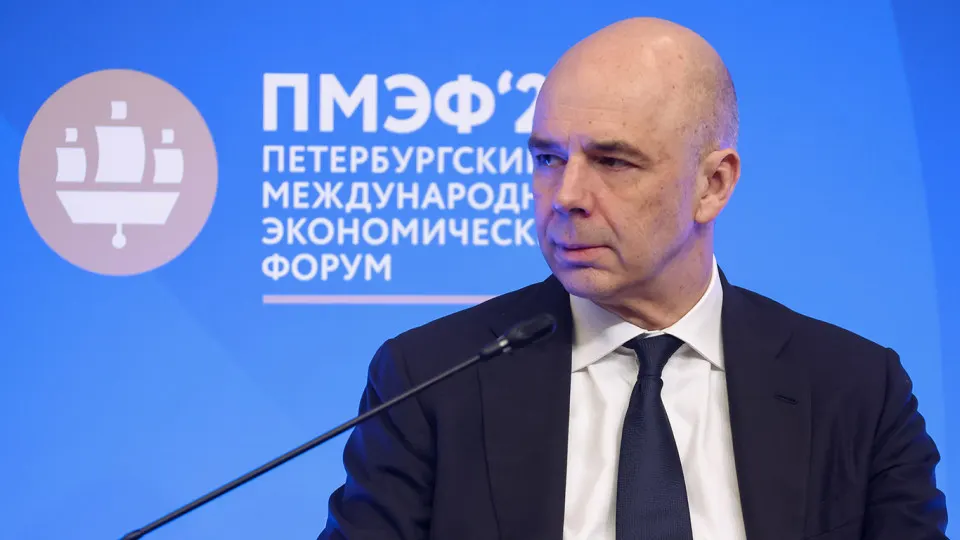 По предварительной оценке аудиторов, доходы федерального бюджета в 2026 году могут составить 38,2 трлн руб., что на 2,1 трлн (5,2%) ниже заложенного в законе уровня. Основные причины — просадка нефтегазовых доходов из‑за снижения цен и укрепления рубля.