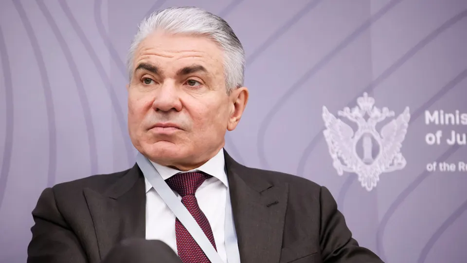 Заместитель министра юстиции призвал законодательно закрепить ответственность владельцев нейросетей и обязать крупных разработчиков внедрять механизмы, которые не позволят ИИ подрывать суверенитет и причинять вред.