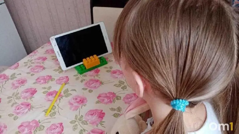 Минцифры и Roblox согласовали соблюдение российского законодательства и усиление защиты детей; в июне планируют ввести возрастные режимы, после чего ведомство обратилось к правоохранительным органам с просьбой поддержать снятие ограничений доступа.