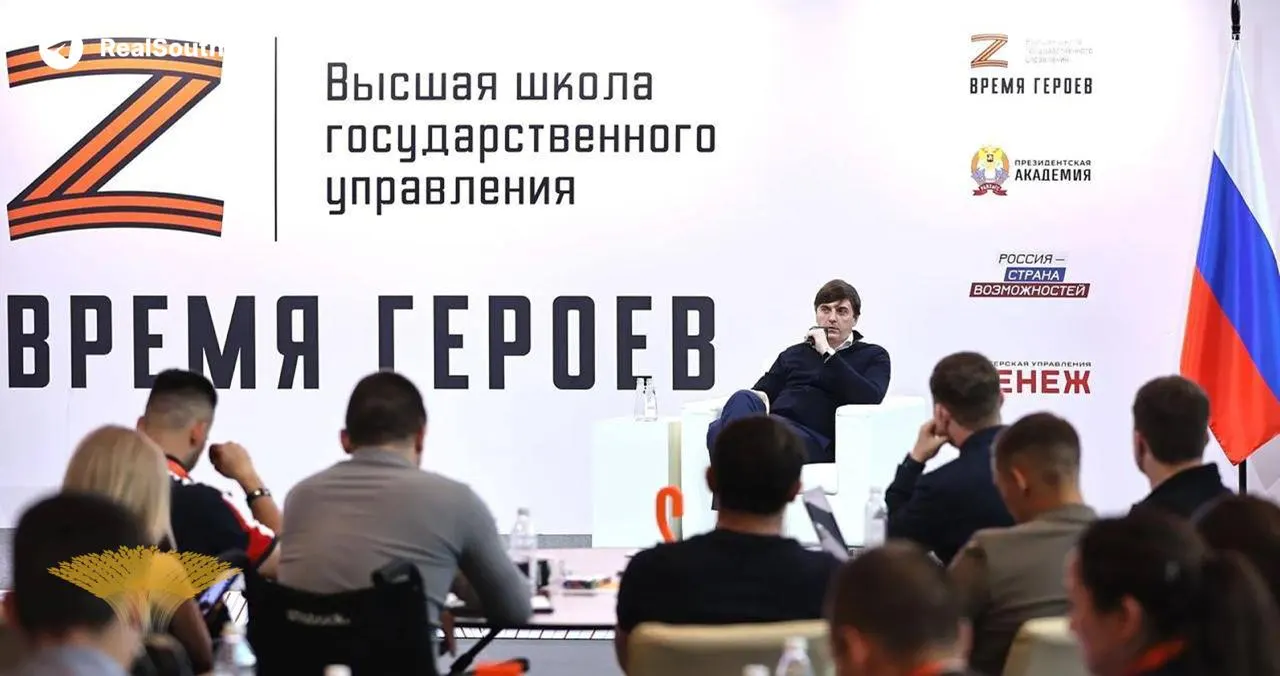 С 1 сентября уроки по «Основам безопасности и защиты Родины» для 6–11 классов будут на 50% посвящены начальной военной подготовке — в том числе изучению и программированию беспилотников и военно‑полевым сборам; также вводят предмет «Духовно‑нравственная культура России» с обязательным просмотром фильмов о участниках СВО.