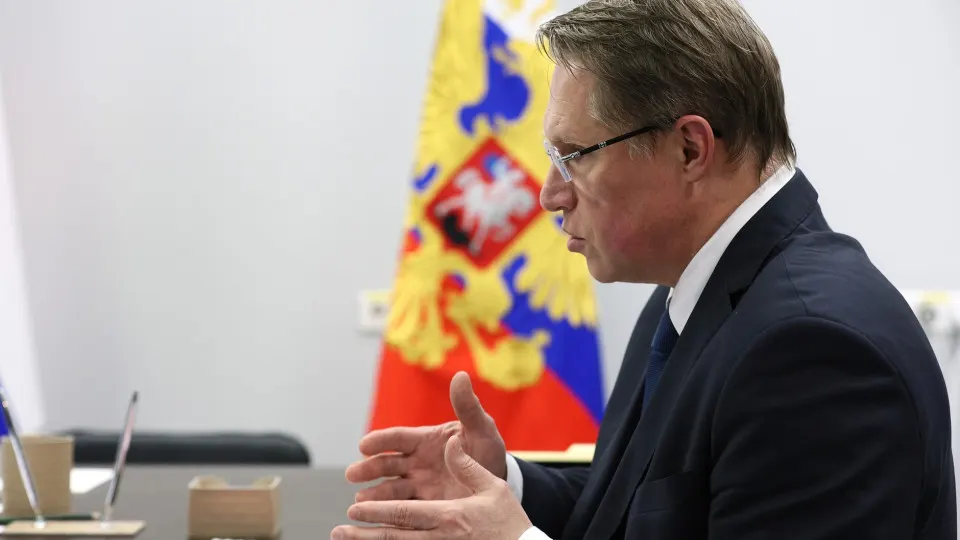 Минздрав сообщил, что большинство ординаторов оформлены по целевым контрактам и готовятся к работе в конкретных учреждениях. С 2020 года приём в медицинские программы заметно вырос; действует закон об обязательной отработке для выпускников.