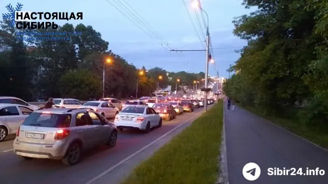 Несмотря на заверения федеральных властей о достаточных запасах топлива, в ряде сибирских регионов возник дефицит бензина. В Иркутске работа розничных АЗС парализована: вводят лимиты, очереди достигают нескольких километров, а междугородние автобусы рискуют остаться без горючего.