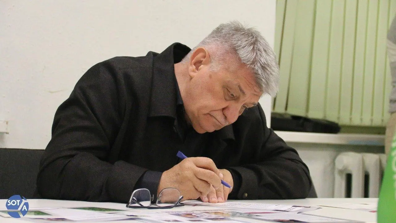 Президент отметил вклад Сокурова в современный кинематограф и его роль в воспитании молодых талантов. При этом в последние годы режиссёр сталкивается с ограничениями: новые фильмы не получают прокатных удостоверений, а в январе 2026 года он был выведен из Совета по развитию кинематографии.