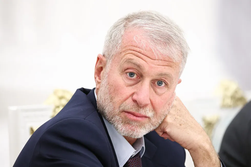 По данным источников, Владимир Зеленский просил через бизнесмена передать президенту России предложение о встрече; в Кремле подтверждают визит, имя посредника не называли, но депутаты и собеседники указывают на Абрамовича.