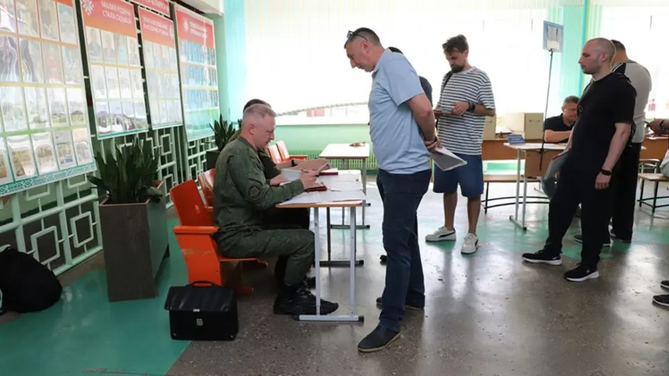 В приграничном регионе Беларуси с 17 по 26 июня идут учебные мероприятия с участием военкоматов: резервистов вызывают для сверки учётных данных и отработки действий в составе войсковых сборов. На фоне этого усиливаются политические требования со стороны России.